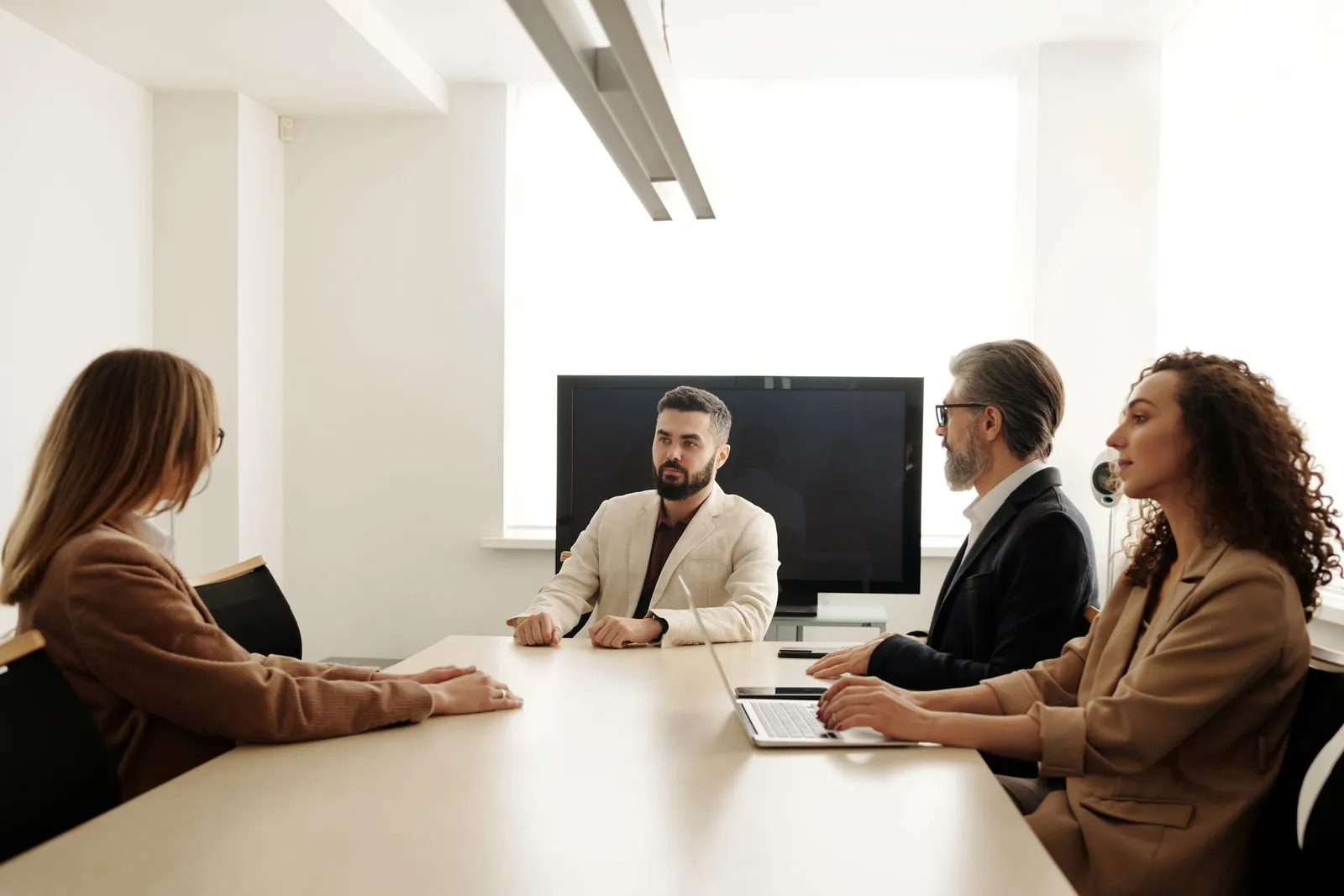 紹介会社とのやり取りをチームで運用している打ち合わせの様子